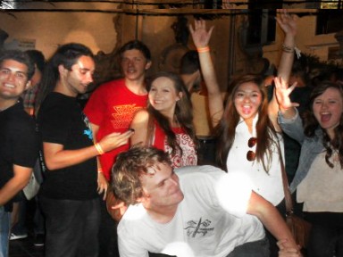 brussels pub crawl with manneken pis